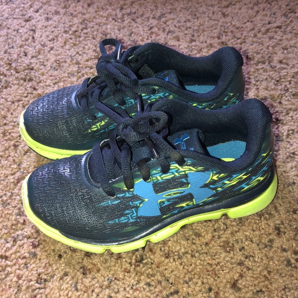Boys size 10.5 under armour shoes